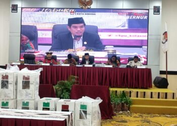 Ketua KPU Kota Sorong Hilman Djafar kembali menskosing rapat pleno untuk finalisasi pencermatan perhitungan perolehan suara pilkada Kota Sorong 2024