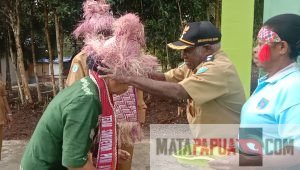 Penjemputan Dan Pengalungan Perlengkapan Pakaian Adat Khas Kabupaten Maybrat Terhadap Pj. Sekda, Tim Surveior dan Kepala Dinas Kesehatan