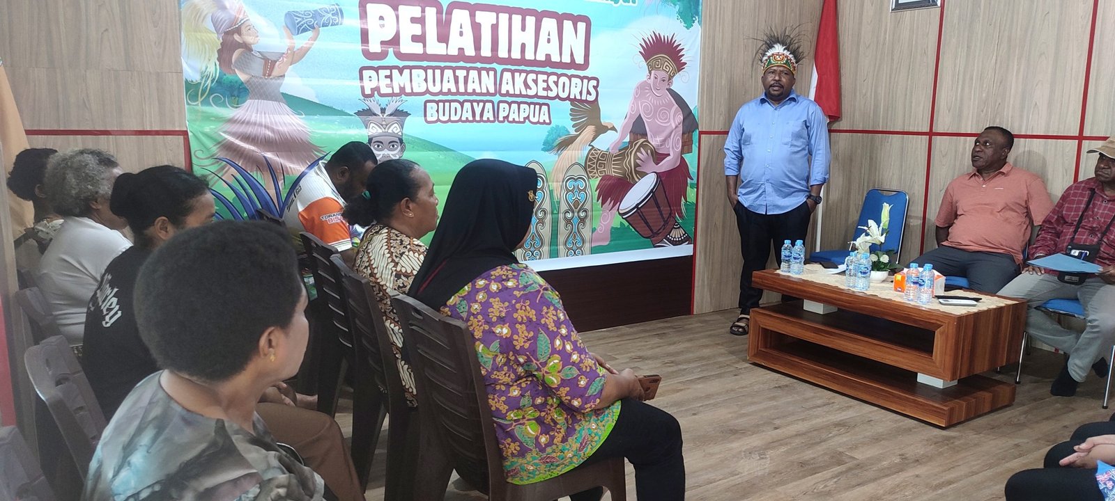 Ketua FOPERA PBD Yanto Ijie membuka pelatihan pembuatan aksesoris budaya Papua.