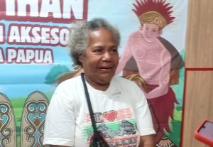 Trainer pembuatan aksesoris Papua Mince Mambobo.