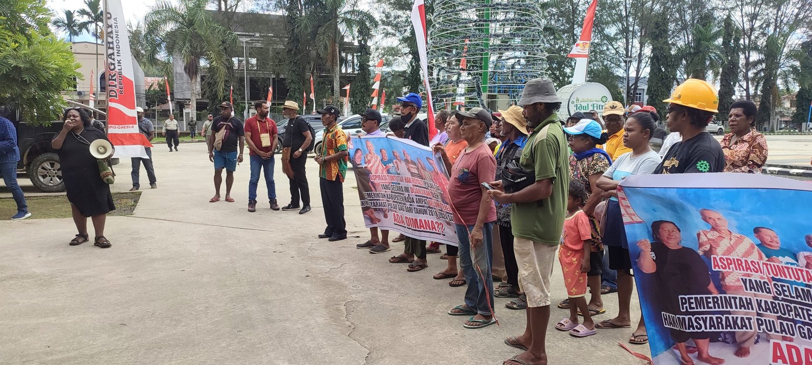 Demo Perwakilan Masyarakat Adat Pulau Gag dan Suku Kawei di Kantor Gubernur Papua Barat Daya.