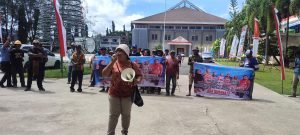 Christina Ayelo sampaikan aspirasi di Kantor Gubernur Provinsi Papua Barat Daya.