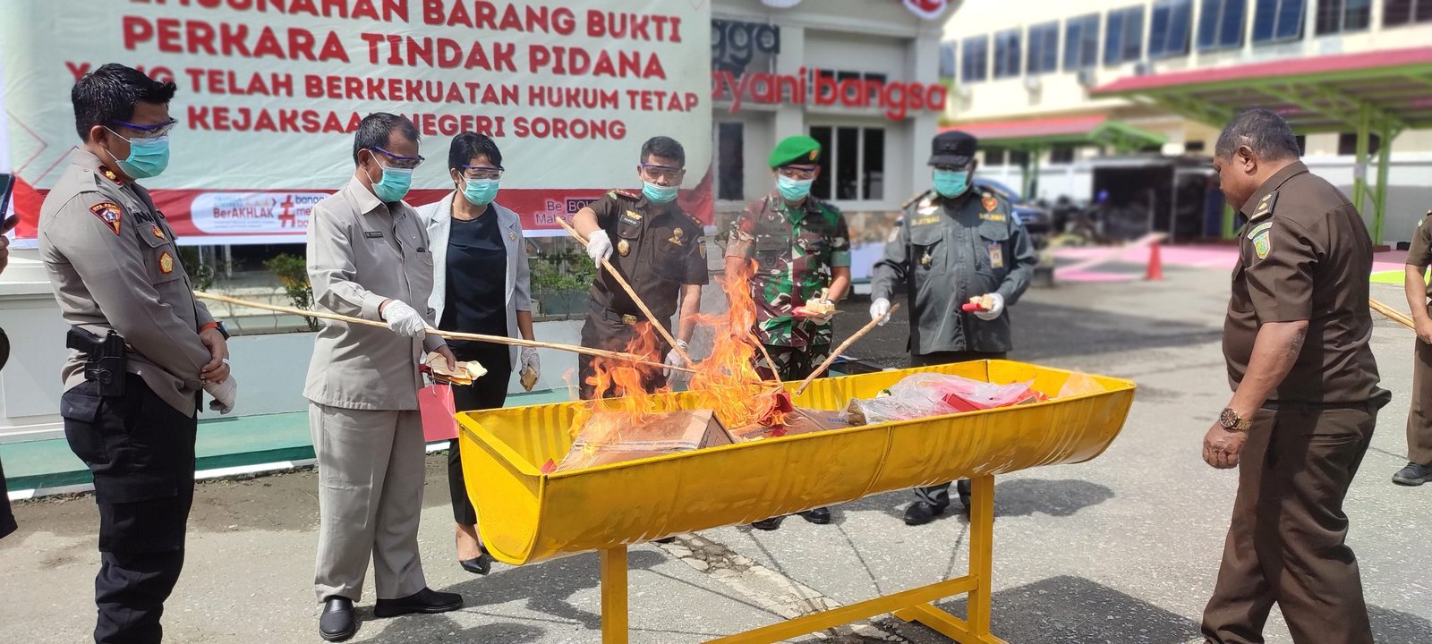 Pemusnahan barang bukti di Kejaksaan Negeri Sorong.