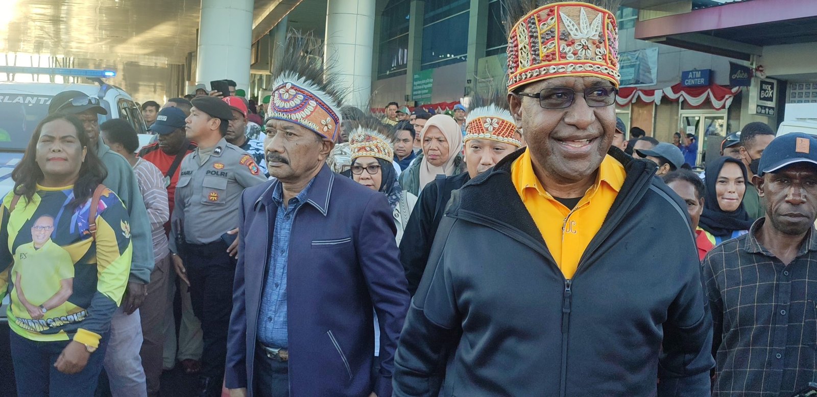 Bernard Sagrim - Sirajudin Bauw tiba di Bandara DEO disambut ribuan massa.