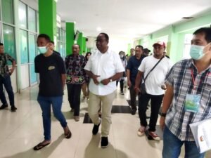 Pasangan "BERSINAR" sedang menuju klinik mata di RS Sele Be Solu.