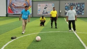 Kepala Departement Formalitas dan Komunikasi SKK Migas wilayah Papua dan Maluku, Galih W. Agusetiawan kick off pertandingan mini soccer Petro Cup