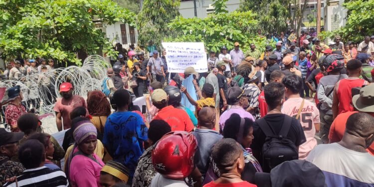 Ratusan massa koalisi OAP dan Non OAP berunjuk rasa depan Kantor KPU PBD minta sejalan dengan putusan MRPBD