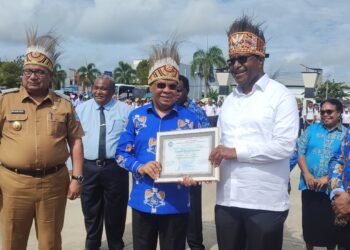 Ketua Sinode GKI Di Tanah Papua Andrikus Mofu Berikan Penghargaan Dari BP YPK Di Tanah Papua untuk Pj Gubernur PBD Mohammad Musa'ad dan Koordinator YPK Wilayah VII dan XI Bernard Sagrim