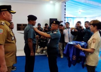 Penyematan Brevet Kehormatan Kesehatan Penyelaman dan Hiperbarik dilakukan oleh Kepala Rumah Sakit Angkatan Laut (Rumkital) dr.R.Oetojo Sorong Letkol Laut (K) dr. Adventy Nahan Sp.B