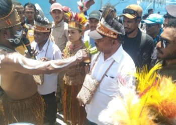 Prosesi Adat Mansorandak Penyambatan Calon Gubernur dan Wakil Gubernur Papua Barat Daya Gabriel -Lukman Tiba di Pelabuhan Waisai ibu kota kabupaten Raja Ampat .Foto/drk.MataPapua