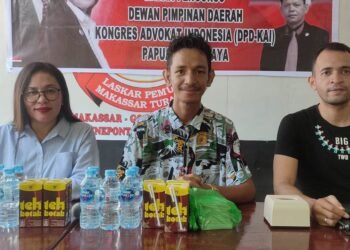 Ketua DPD KAI Papua Barat Daya Areos Borolla (tengah) didampingi Sekretaris Richard Rumbekwan (kanan) dan Bendahara Patricia Fun (kiri)