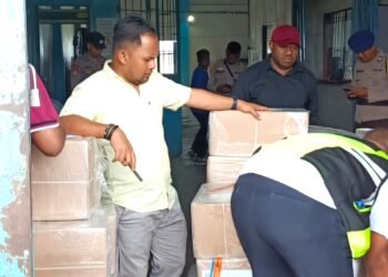 Kordiv SDM, Organisasi, dan Diklat Bawaslu PBD Sofyan lakukan pengecekan langsung surat suara Pilkada 2024 di Bandara DEO Sorong