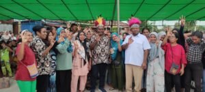 Elisa Kambu dan Ahmad Nausrau bersama warga Malaimsima Kota Sorong