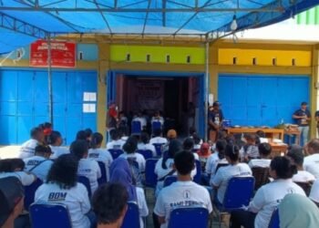 Penyerahan SK kepada setiap Posko Relawan dan Simpatisan ORMAS yang tersebar di Distrik Waisai Kota.dan kelurahan Sapordanco (foto/drk.MataPapua)