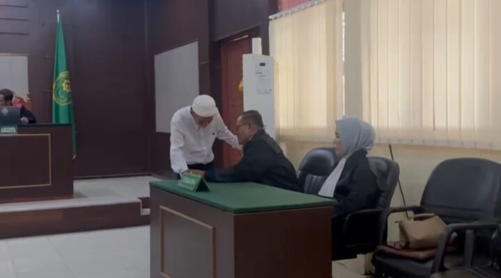 Terdakwa AM sedang berkoordinasi dengan Penasehat Hukum Hadi Tuasikal usai pembacaan putusan