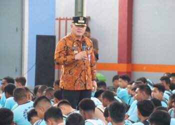 Pj. Walikota Sorong, Dr. Bernhard E. Rondonuwu, S. Sos., M. Si saat berikan arahan kepada siswa SMKN 3 Kota Sorong