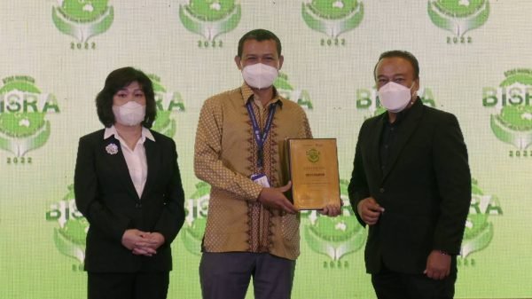 Lulu Terianto Direktur Utama Bisnis Indonesia dan Chamdan Purwoko Direktur PT Bisnis Indonesia Gagaskreasitama saat menyerahkan penghargaan kepada Arianto Wibo